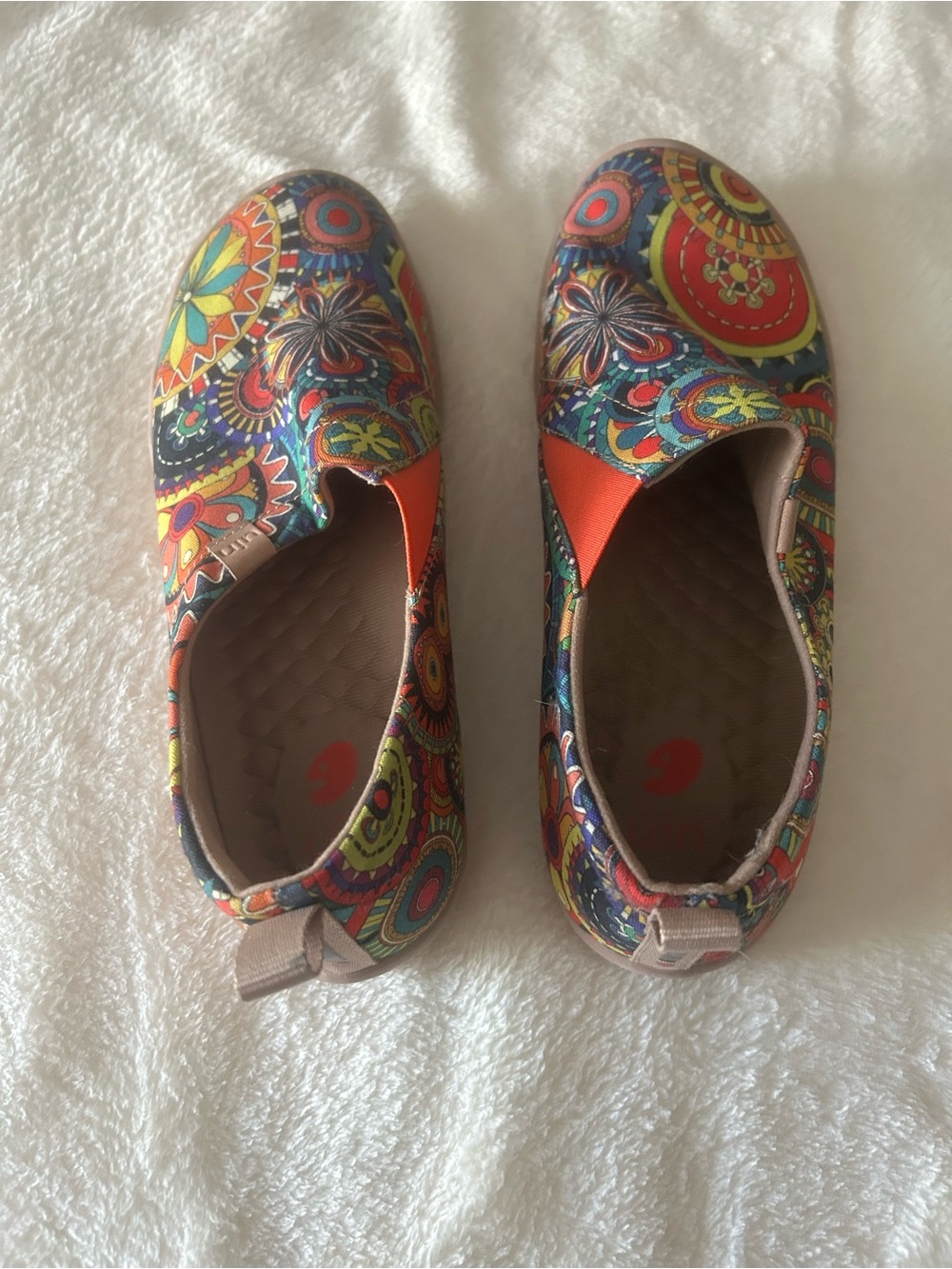Women’s 8.5
Slip-On Floral Pattern Shoes in Multicolor